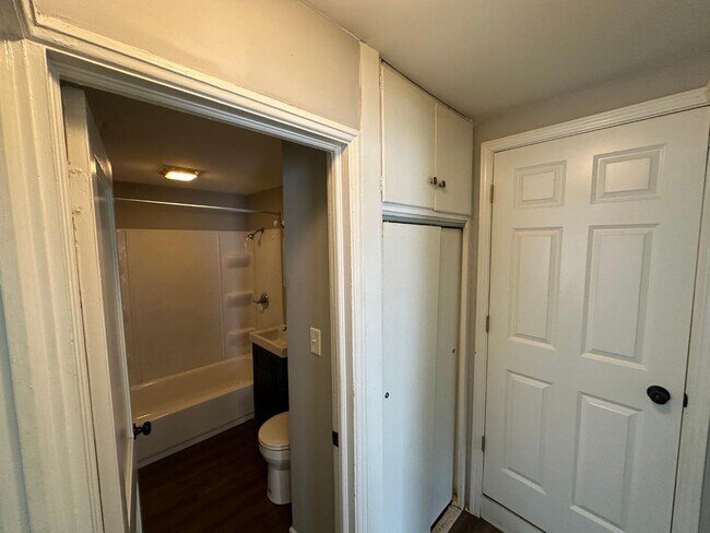 Building Photo - 1807 N Underhill St