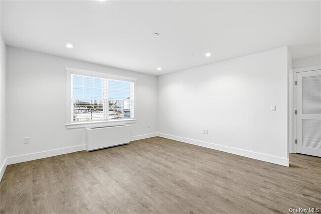 Building Photo - 180 Deer Park Ave