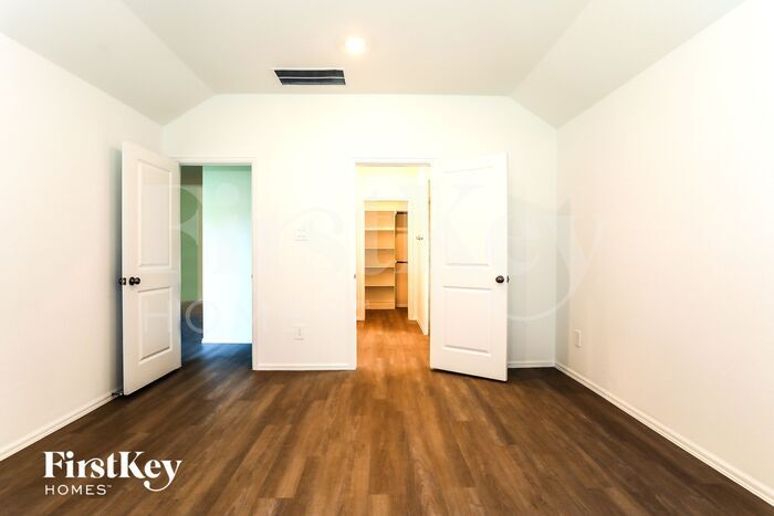 Building Photo - 932 Pickering Oak Row