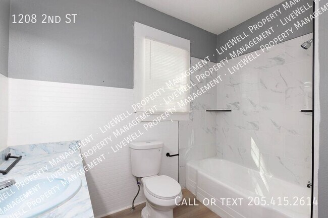 Building Photo - 1208 2nd St