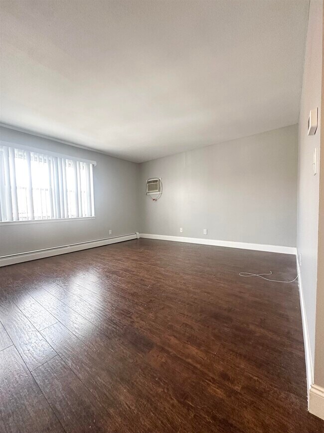 Building Photo - 5708 Broadway