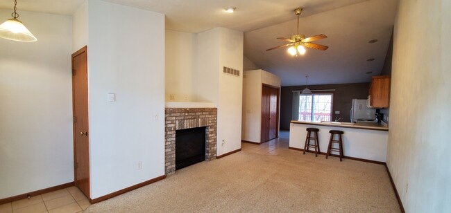 Building Photo - 1304 Glencoe Ln
