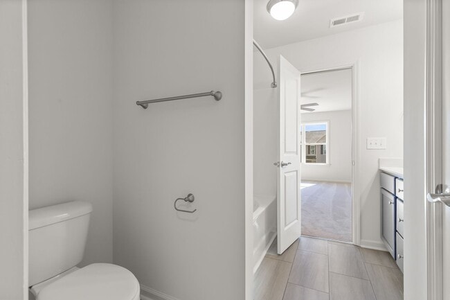 Building Photo - 2 Bed 2.5 Bath Townhome