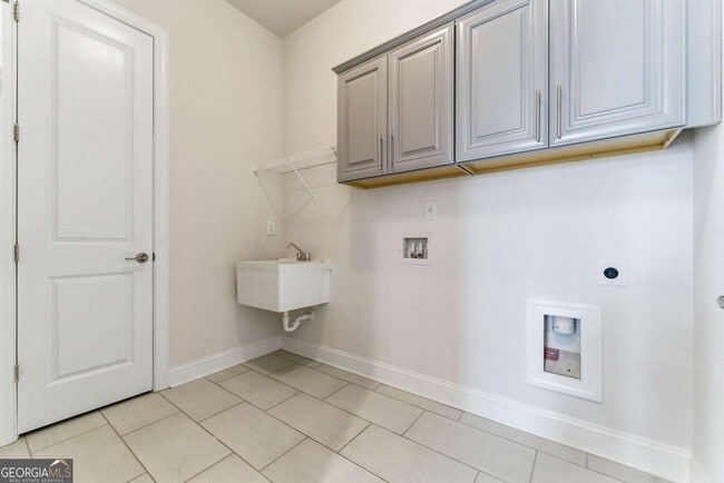 Building Photo - 2025 Abbey Rd