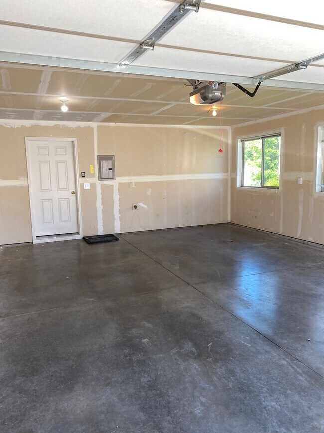Building Photo - 3 Bedroom, End Unit, Condo in Bozeman