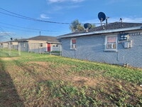 Building Photo - 3 bedroom 1 Bathroom.