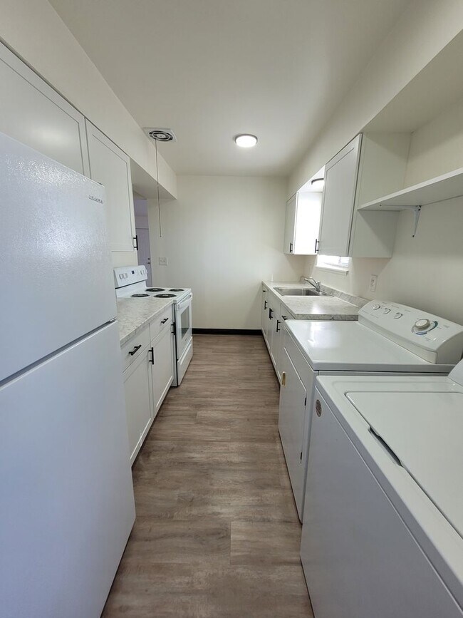 Building Photo - 1208-1210 Vandenberg Ave