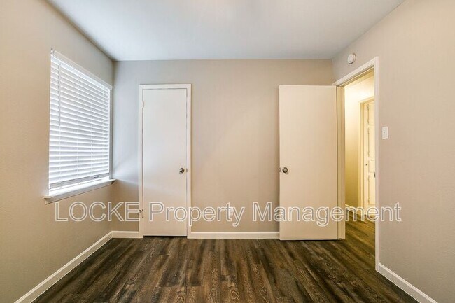 Building Photo - 512 Stallion Ln