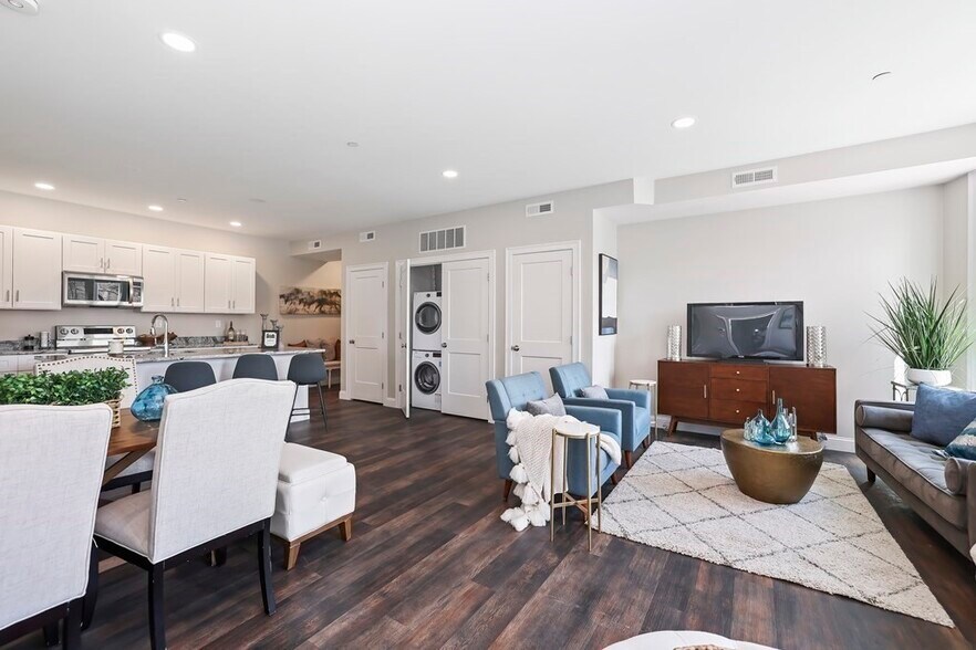 Building Photo - 734 South St