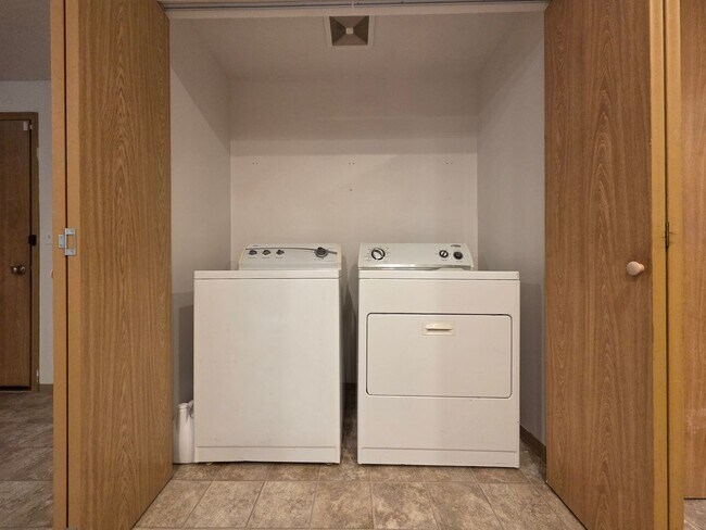 Building Photo - Charming Rambler in Gated Clearwood Community