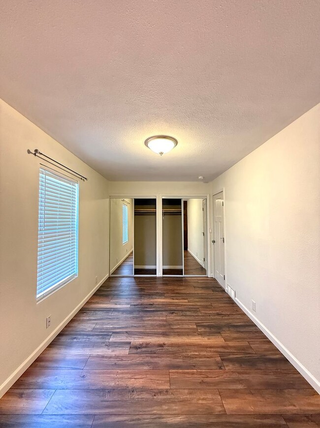 Building Photo - Beautiful 3 Bedroom, 2 Bathroom Rogue River Rental