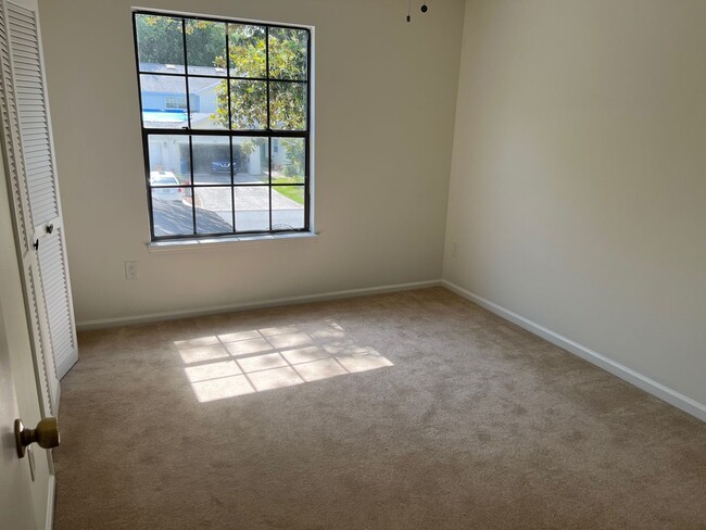 Building Photo - 3948 Meadowview Dr N