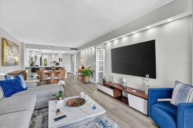 Building Photo - 20 Royal Palm Way