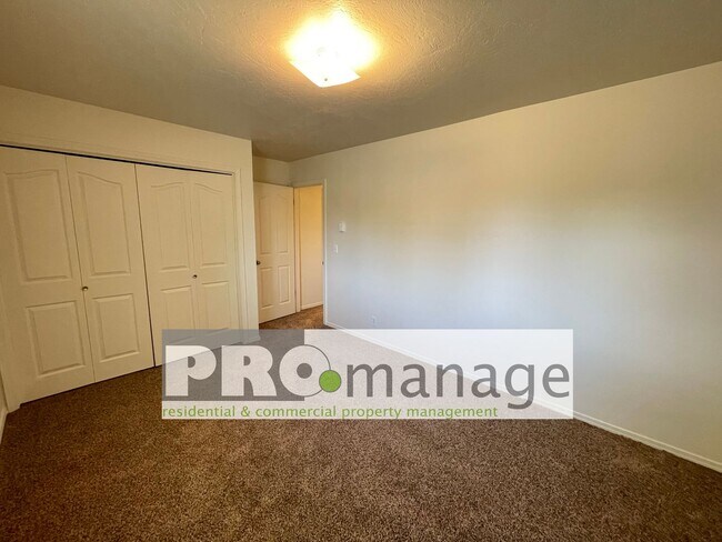 Building Photo - 3 Bed, 1 Bath Apartment w/ 1-Car Garage - Idaho Falls