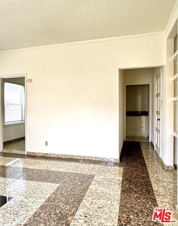 Building Photo - 121 N Swall Dr