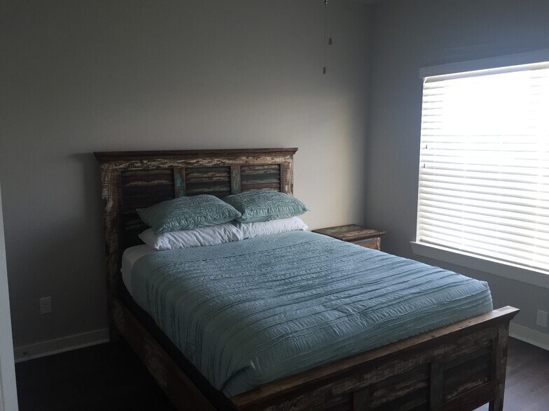 Spare bedroom (queen bed) - 14890 Granada Dr