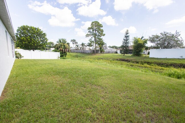 Building Photo - 2149 SW Susset Ln