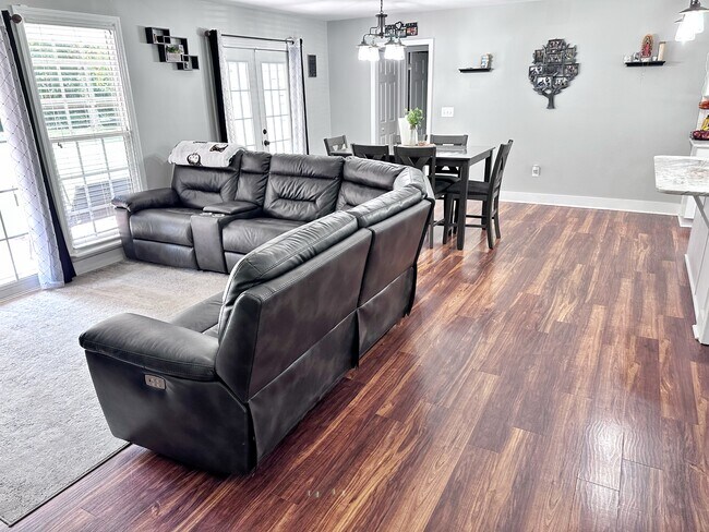 Building Photo - 304 Chisholm Trail