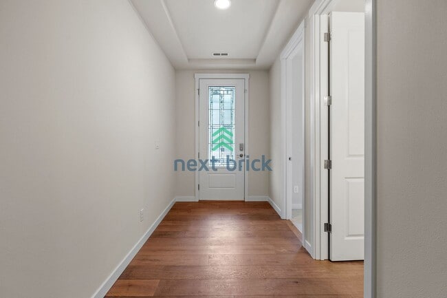 Building Photo - 5 BED & 3.5 BATH FOR RENT