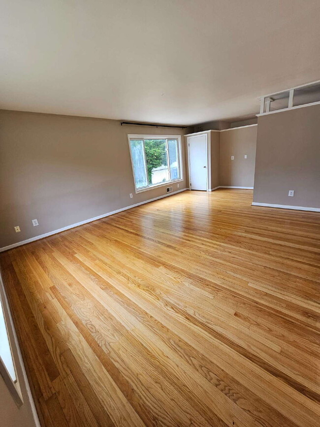 Building Photo - Beautiful 3-Bedroom Ranch in Desirable Northwest Warren, Nice Kitchen, Large Living Room, Finishe...