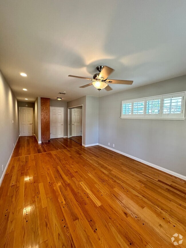 Building Photo - 9856 La Rosa Dr