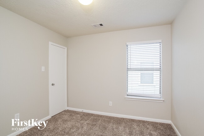 Building Photo - 3043 Legends York Dr