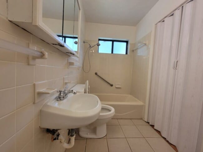 Building Photo - 3 BEDROOM HOUSE