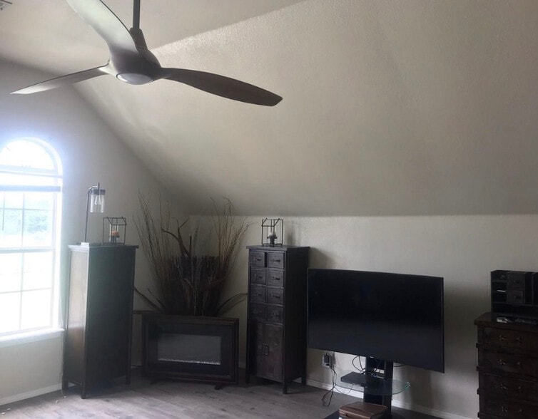 Building Photo - 9323 S Darlington Ave