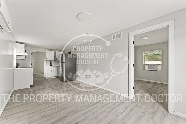 Building Photo - Welcome to 3/2 full renovated – Your Next Home Awaits in Jacksonville!