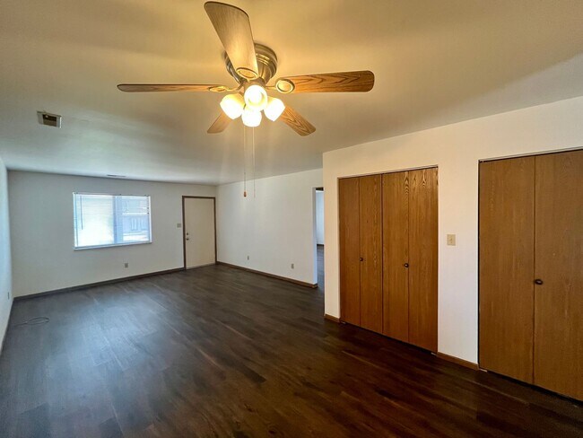 Building Photo - 2 Bed | 1.5 Bath | Townhouse