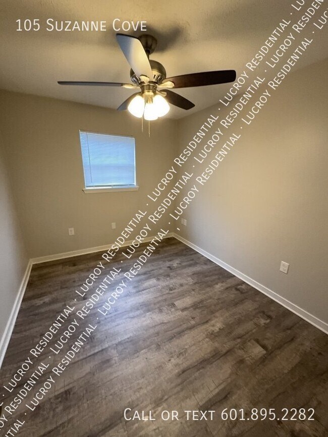 Building Photo - Updated 4-Bedroom Duplex with Fireplace in...