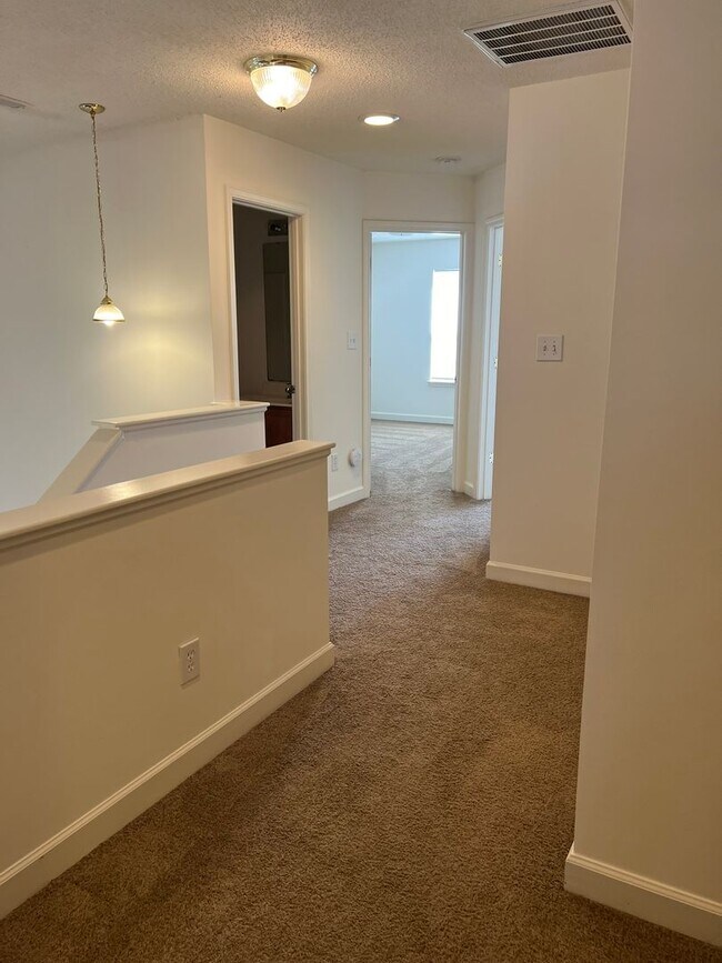 Building Photo - 203 Clusters Cir