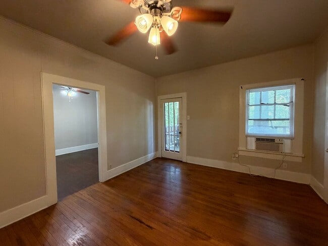 Building Photo - 919.5 N Austin St