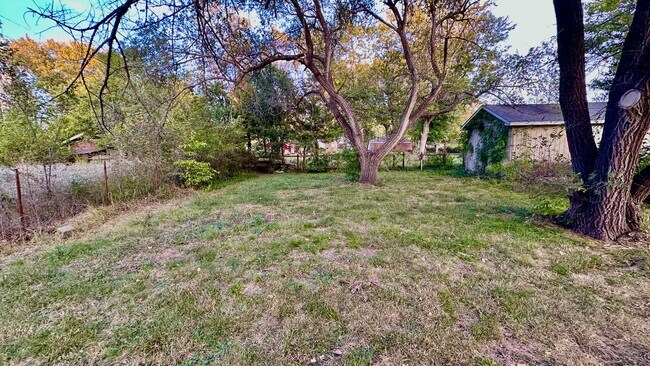 Building Photo - 11020 E Belaire