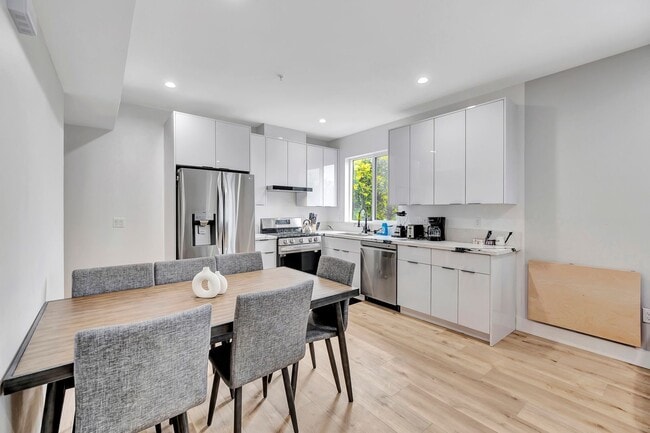 Interior Photo - MH 546 N Harvard Blvd