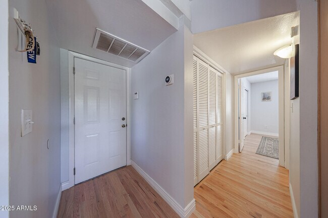 Building Photo - 601 E Forest Hills Dr