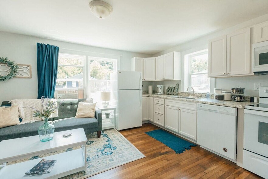 Building Photo - 905 Hill St