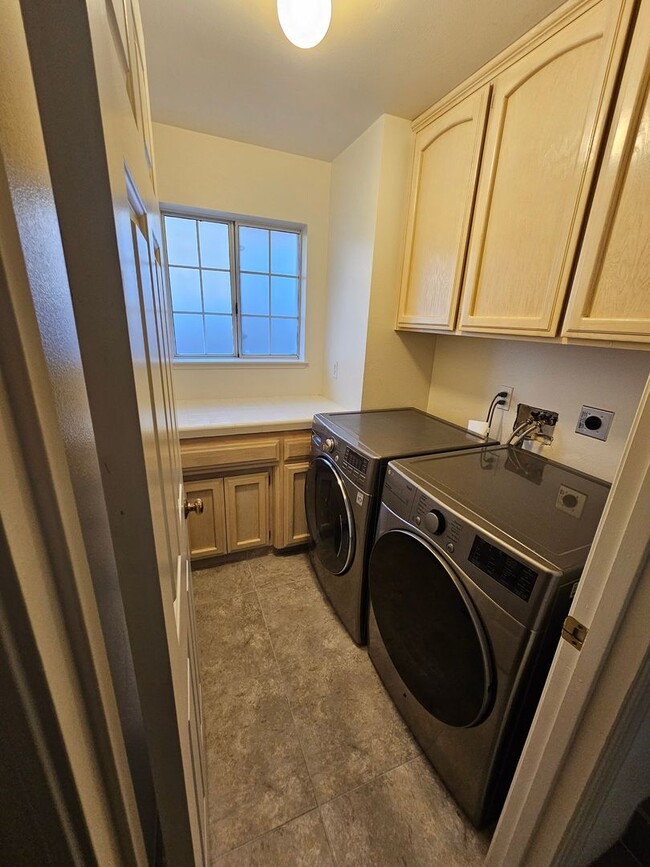 Building Photo - 231 Rosita St