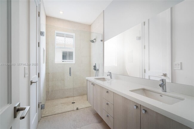 Building Photo - 3400 Ponce de Leon Blvd