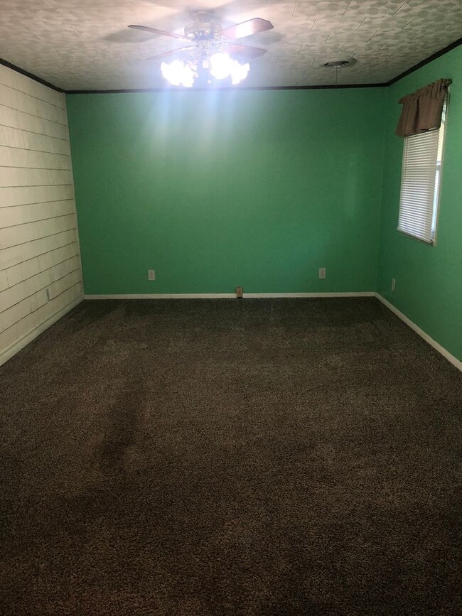 Building Photo - Spacious 2-Bedroom Home
