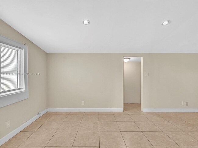 Building Photo - 5611 SW 37th St