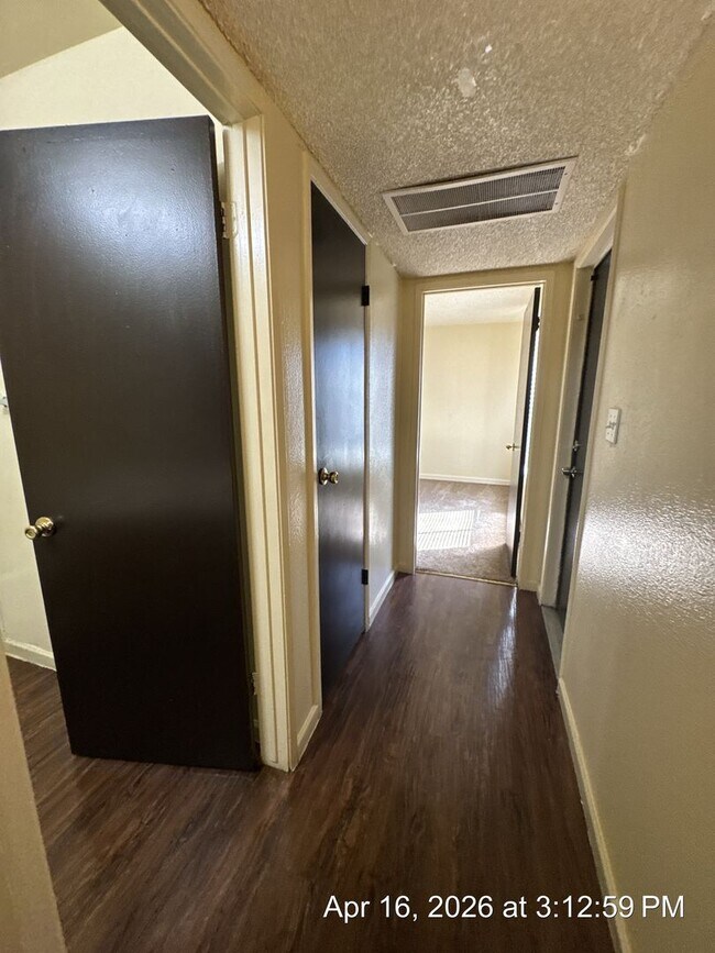 Building Photo - Downstairs Unit Move in Ready!