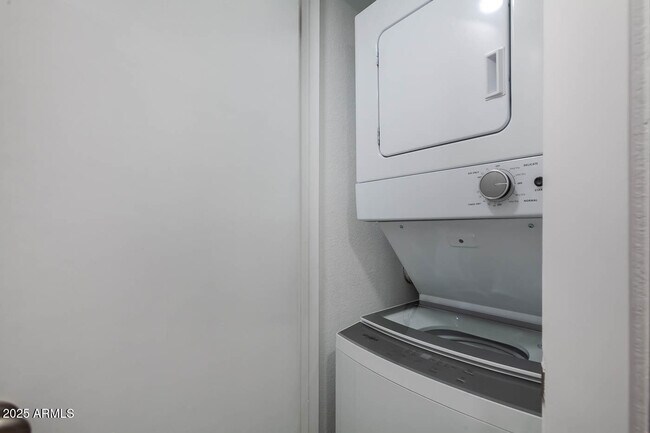 Building Photo - 7557 N Dreamy Draw Dr