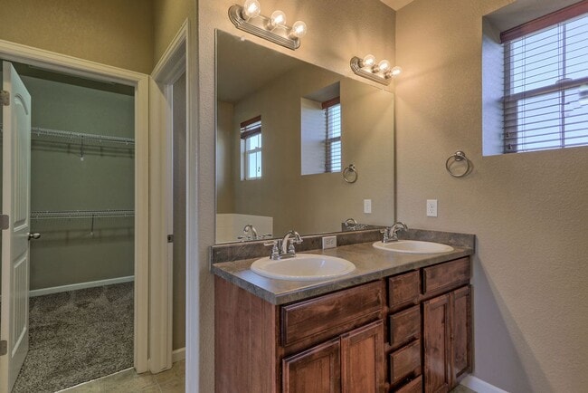 Building Photo - 3 Bedroom 2 1/2 Bath in Loveland