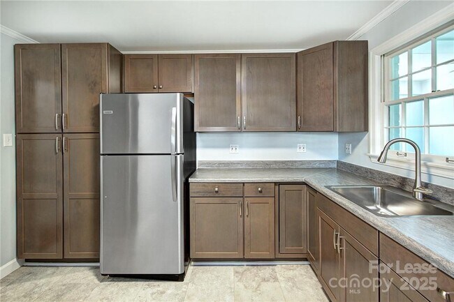 Building Photo - 308 Seneca Pl