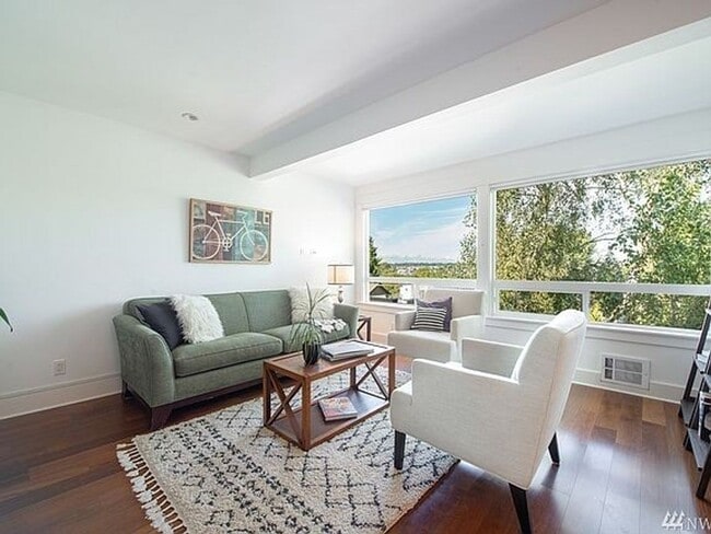 Building Photo - Beautifully Updated Queen Anne 2bd 2bath T...