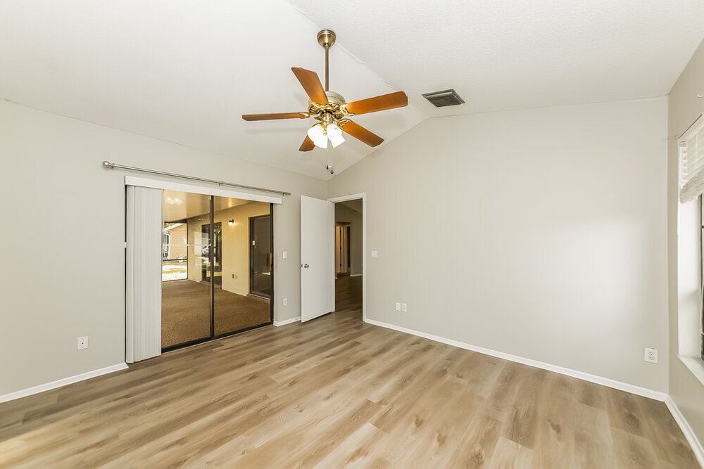 Building Photo - 4725 Country Oaks Blvd