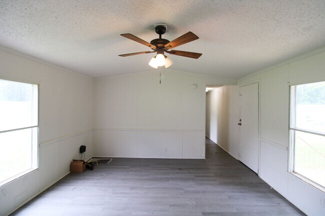 Building Photo - Move-In Ready • 3 Bedrooms • Lawn Care Included!