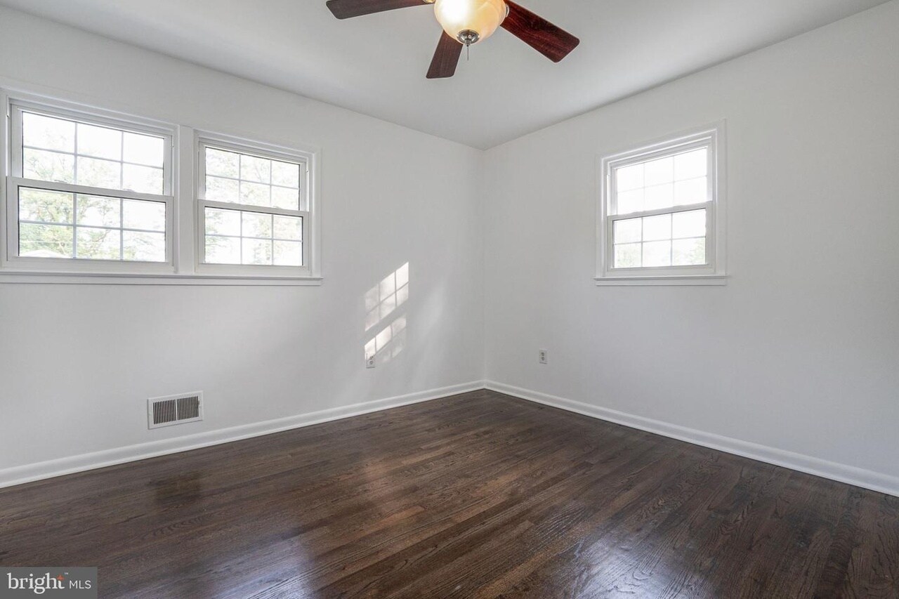 Building Photo - 4809 Camelot St