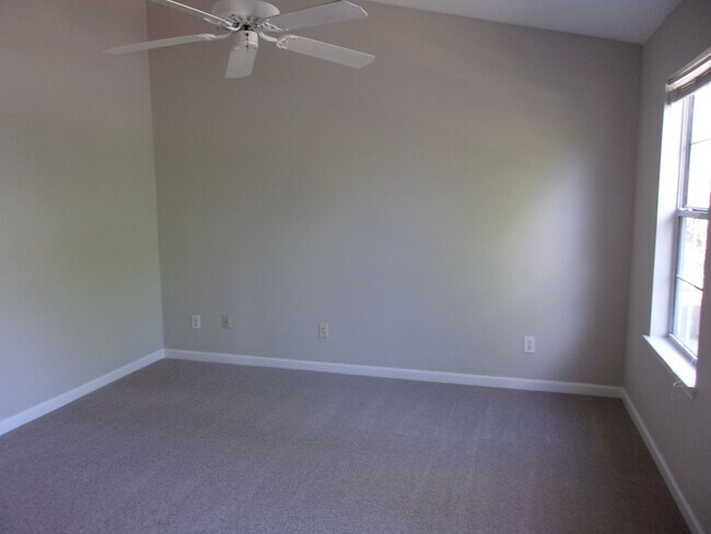 Building Photo - 3 Bedroom / 2.5 Bathroom with 2 car garage...